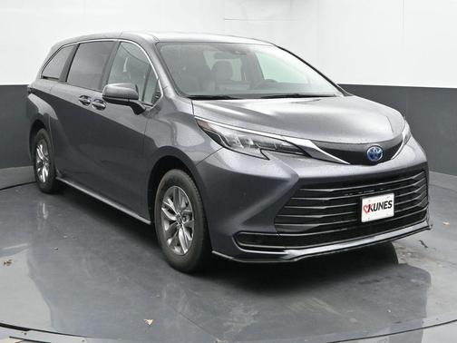 2025 Toyota Sienna LE