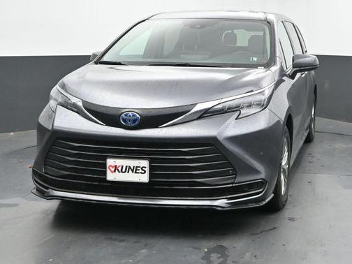 2025 Toyota Sienna LE