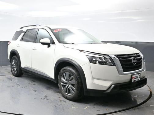 White 2024 Nissan Pathfinder SV