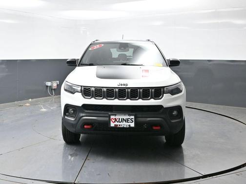 Bright White Clearcoat 2025 Jeep Compass Trailhawk