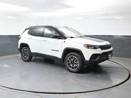Bright White Clearcoat 2025 Jeep Compass Trailhawk