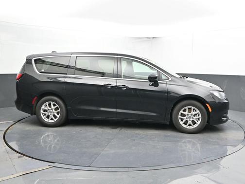 Brilliant Black Crystal Pearlcoat 2023 Chrysler Voyager LX