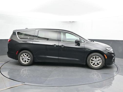 Brilliant Black Crystal Pearlcoat 2023 Chrysler Pacifica Touring-L