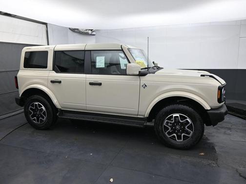 Desert Sand 2026 Ford Bronco Outer Banks