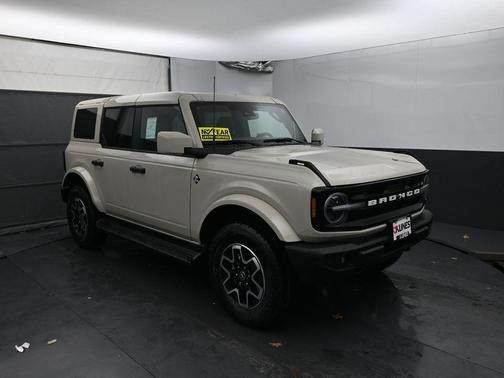 Desert Sand 2026 Ford Bronco Outer Banks