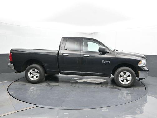 Brilliant Black Crystal Pearlcoat 2018 RAM 1500 SLT