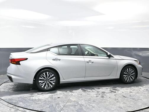 Brilliant Silver Metallic 2024 Nissan Altima 2.5 SV
