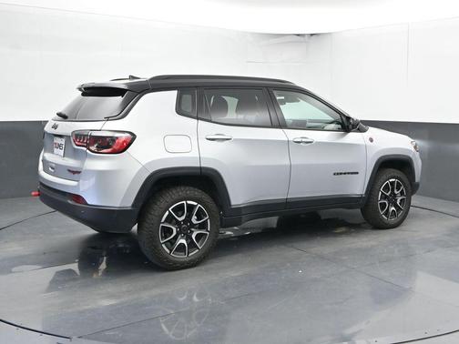 Silver Zynith 2025 Jeep Compass Trailhawk
