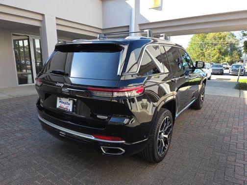 Diamond Black Crystal Pearlcoat 2022 Jeep Grand Cherokee Summit