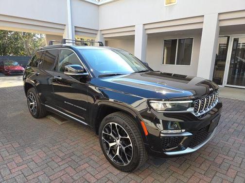 Diamond Black Crystal Pearlcoat 2022 Jeep Grand Cherokee Summit
