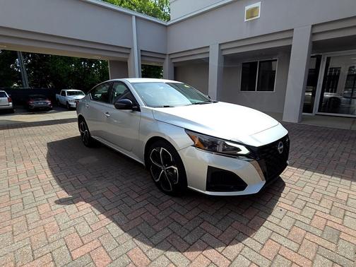 Brilliant Silver Metallic 2023 Nissan Altima SR Intelligent AWD
