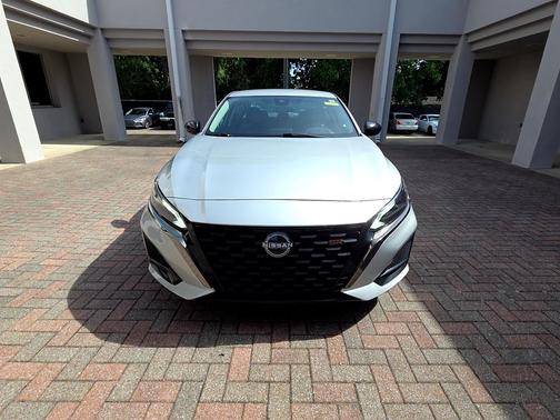 Brilliant Silver Metallic 2023 Nissan Altima SR Intelligent AWD
