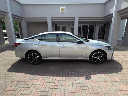 Brilliant Silver Metallic 2023 Nissan Altima SR Intelligent AWD