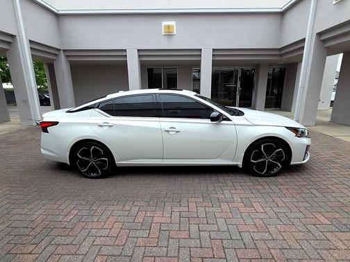Pearl White Tricoat 2023 Nissan Altima SR FWD