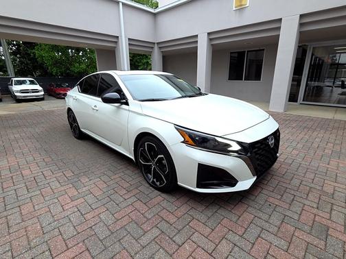 Pearl White Tricoat 2023 Nissan Altima SR FWD