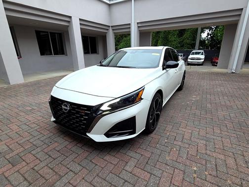 Pearl White Tricoat 2023 Nissan Altima SR FWD