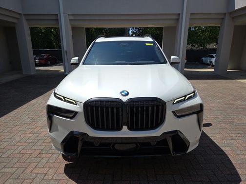 Mineral White Metallic 2023 BMW X7 xDrive40i