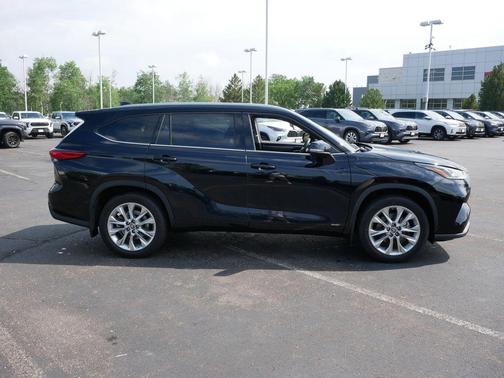 Midnight Black Metallic 2022 Toyota Highlander Hybrid Limited