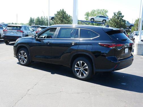 Midnight Black Metallic 2024 Toyota Highlander XLE