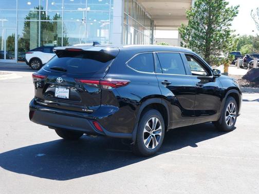 Midnight Black Metallic 2024 Toyota Highlander XLE