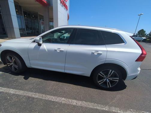 Crystal White Metallic 2021 Volvo XC60 T5 Momentum