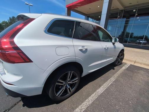 Crystal White Metallic 2021 Volvo XC60 T5 Momentum