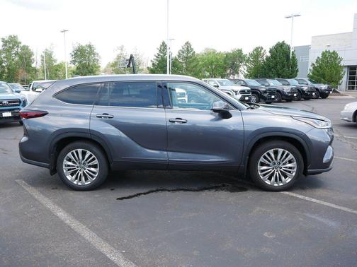 Magnetic Gray Metallic 2024 Toyota Highlander Platinum