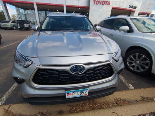 Celestial Silver Metallic 2022 Toyota Highlander Hybrid XLE