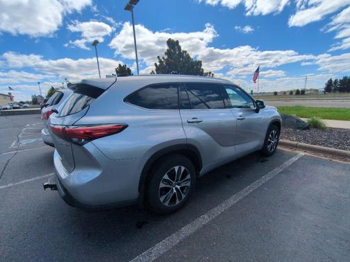 Celestial Silver Metallic 2022 Toyota Highlander Hybrid XLE