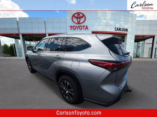 Celestial Silver Metallic 2022 Toyota Highlander Hybrid XLE