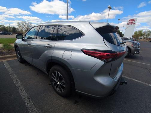 Celestial Silver Metallic 2022 Toyota Highlander Hybrid XLE