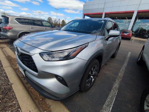 Celestial Silver Metallic 2022 Toyota Highlander Hybrid XLE