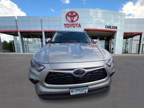 Celestial Silver Metallic 2022 Toyota Highlander Hybrid XLE
