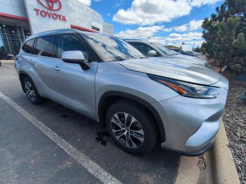 Celestial Silver Metallic 2022 Toyota Highlander Hybrid XLE