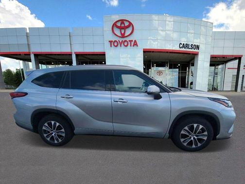 Celestial Silver Metallic 2022 Toyota Highlander Hybrid XLE