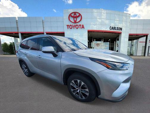 Celestial Silver Metallic 2022 Toyota Highlander Hybrid XLE