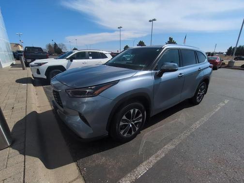 Moon Dust 2021 Toyota Highlander XLE