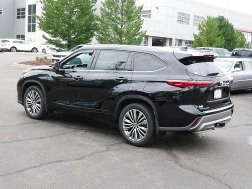 Midnight Black Metallic 2022 Toyota Highlander Platinum