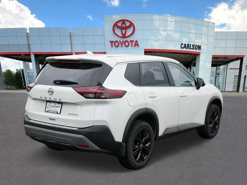 Pearl White Tricoat 2022 Nissan Rogue SV