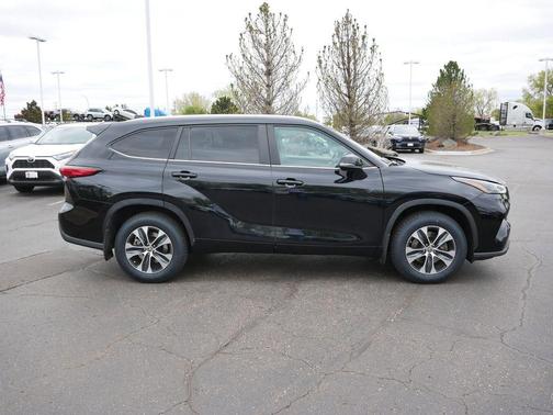 Midnight Black Metallic 2023 Toyota Highlander XLE