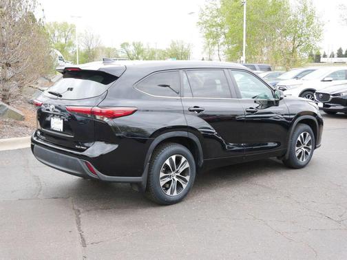 Midnight Black Metallic 2023 Toyota Highlander XLE
