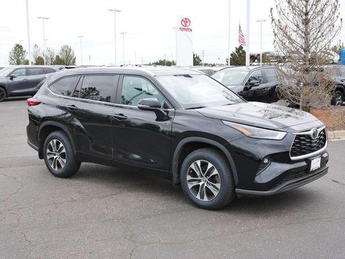 Midnight Black Metallic 2023 Toyota Highlander XLE