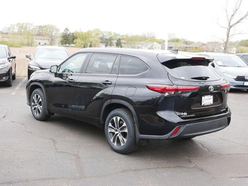Midnight Black Metallic 2023 Toyota Highlander XLE