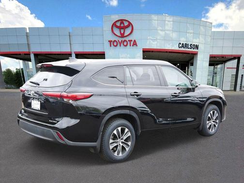 Midnight Black Metallic 2023 Toyota Highlander XLE