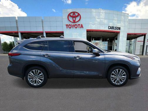 Magnetic Gray Metallic 2022 Toyota Highlander Hybrid Platinum