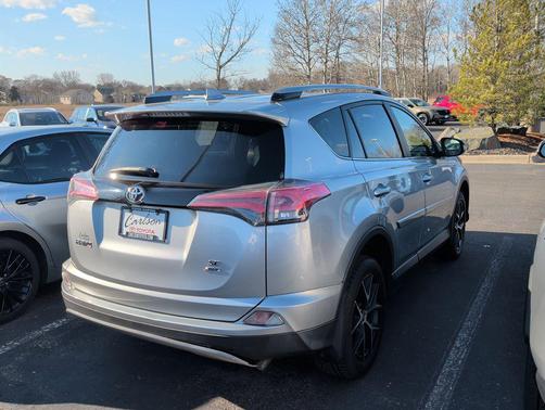 Silver Sky Metallic 2018 Toyota RAV4 SE