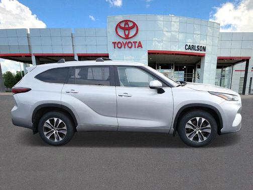 Celestial Silver Metallic 2024 Toyota Highlander XLE