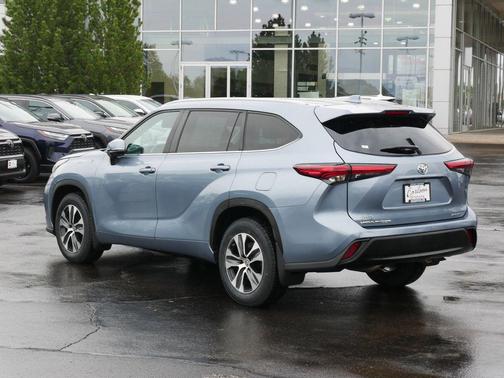 Moon Dust 2023 Toyota Highlander XLE