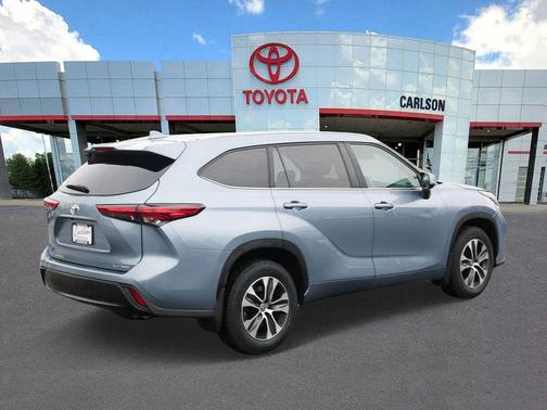 Moon Dust 2023 Toyota Highlander XLE