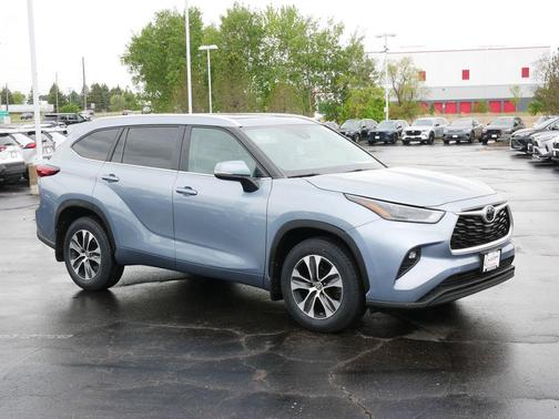 Moon Dust 2023 Toyota Highlander XLE